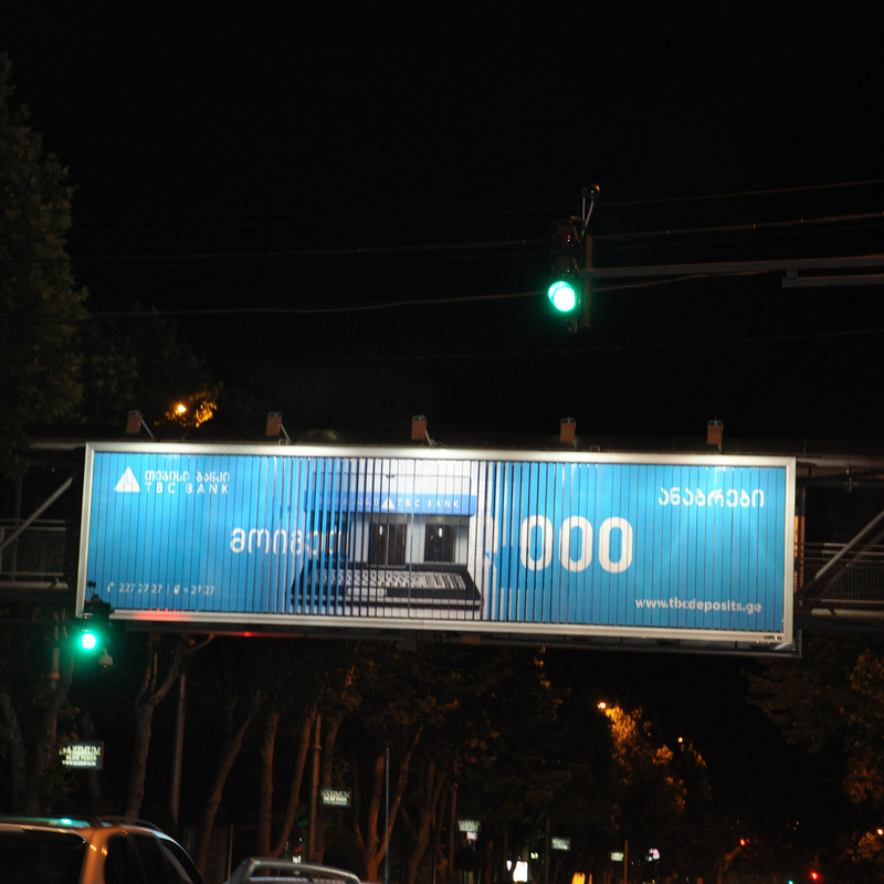 Aluminium Triangle Prisma Trivision Billboard with LED Flood Lighting