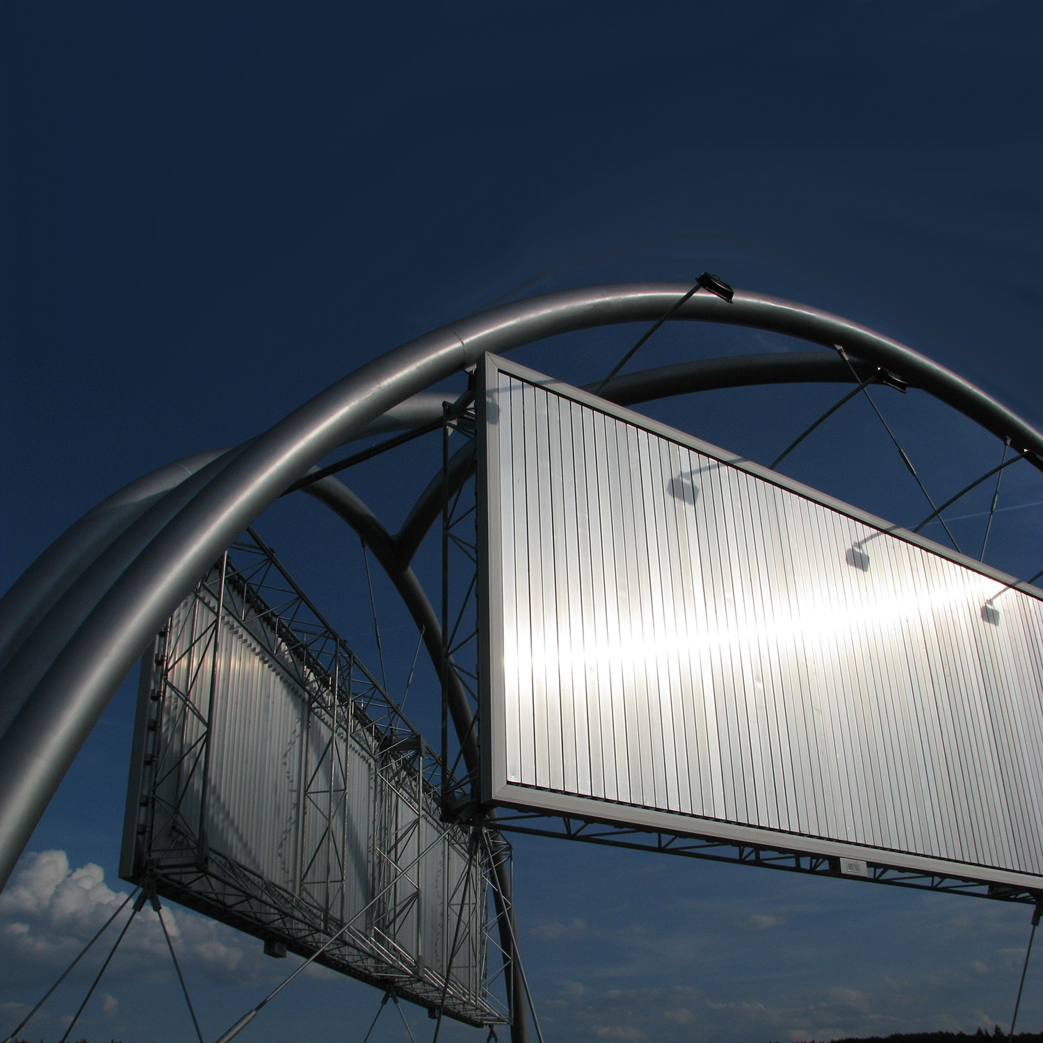 Aluminium Triangle Prisma Billboard with LED flood lighting