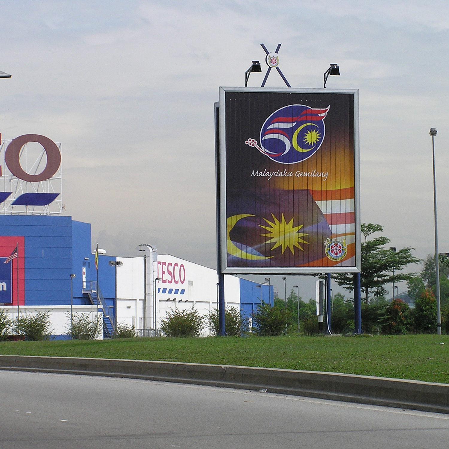 Outdoor media 2-poles PVC Triple Sign with LED Spotlight